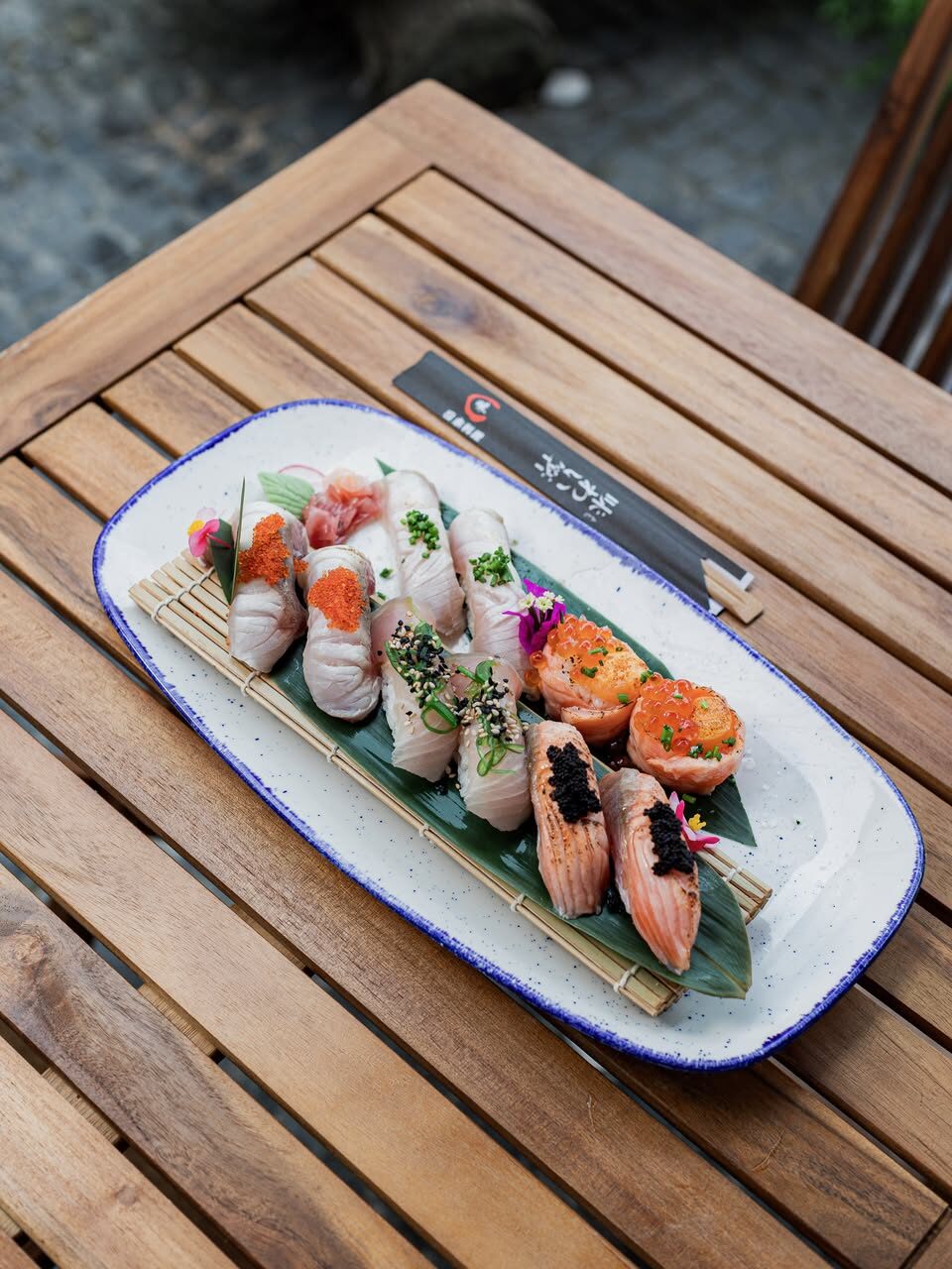 Combinado Sushi Set Premium on banana leaf